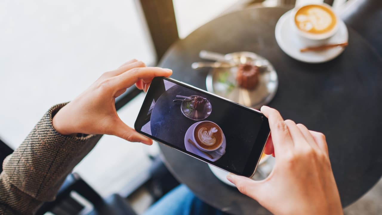 <h3 class="cms-H3-H3">JPG (o JPEG): la foto que conquistó el mundo</h3> El JPG es 
<b>el formato de imagen más usado del planeta</b>. Está en tus selfies, tus memes, tus recuerdos familiares y en casi todas las páginas web. Su truco está en la compresión, 
<b>una forma de reducir el peso del archivo sin que el ojo note demasiada diferencia</b>. Ideal para fotos. Si lo que necesitas es una imagen sin fondo o con texto nítido, mejor usa PNG (que veremos más adelante).