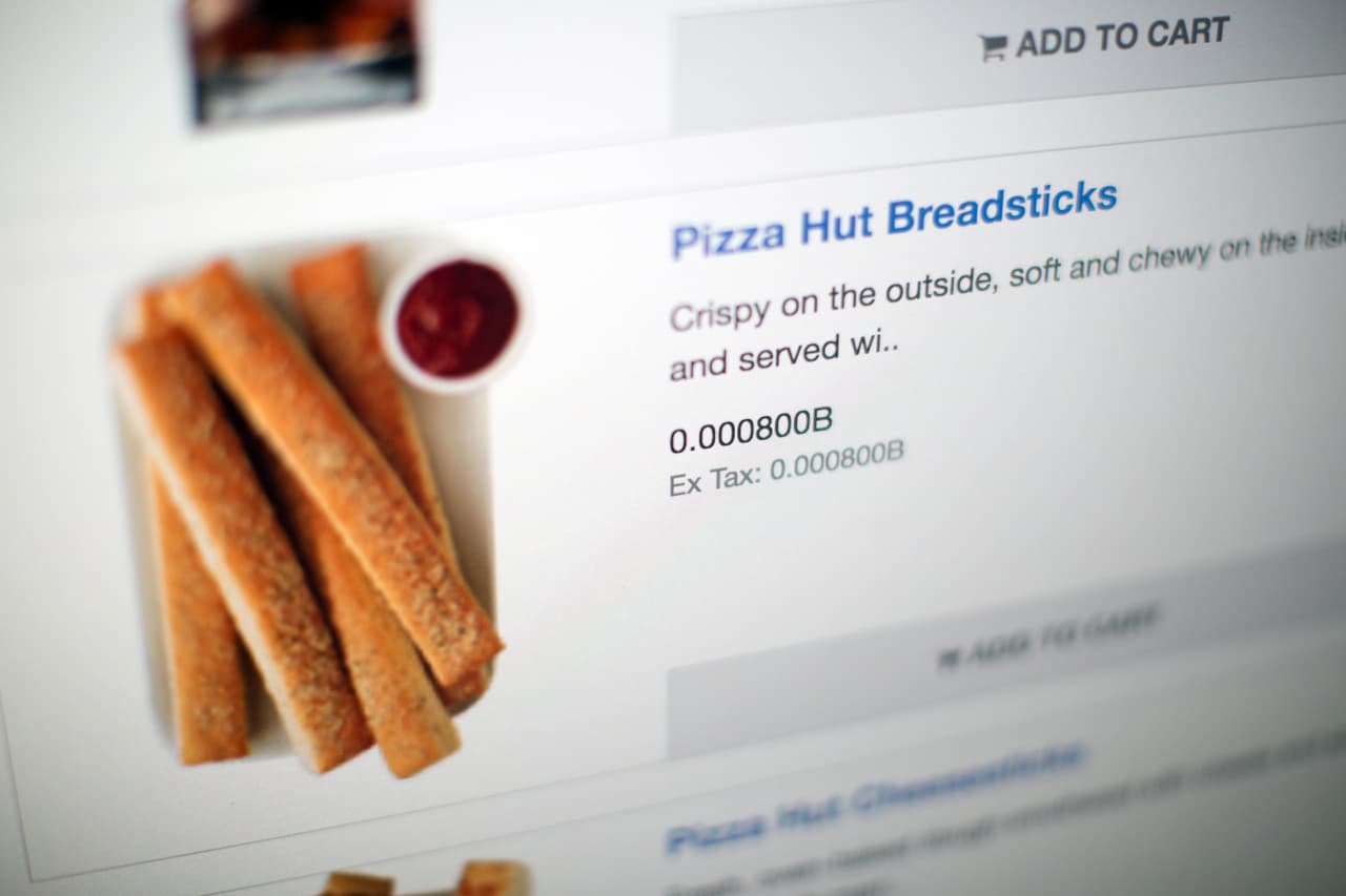 Una ración de palitos de queso de Pizza Hut se puede comprar en Pizza ForCoins por 0.0008 bitcoins.