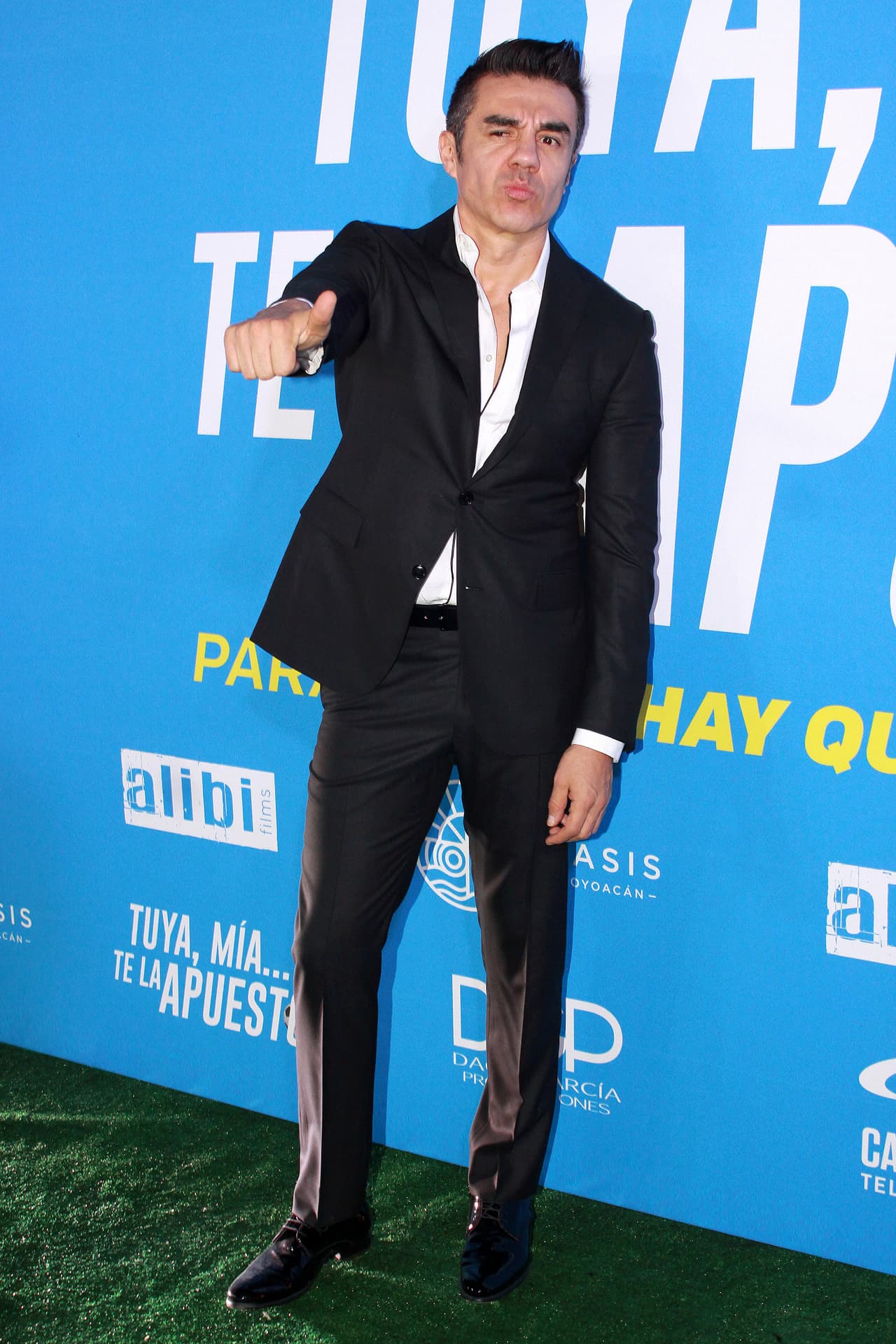 Adrián Uribe está de estreno con ‘Tuya, mía...te la apuesto’