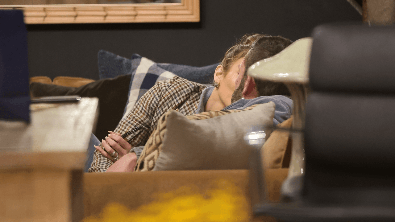 Según TMZ, la pareja sí se besó mientras estaban sentados en el mueble en exhibición.