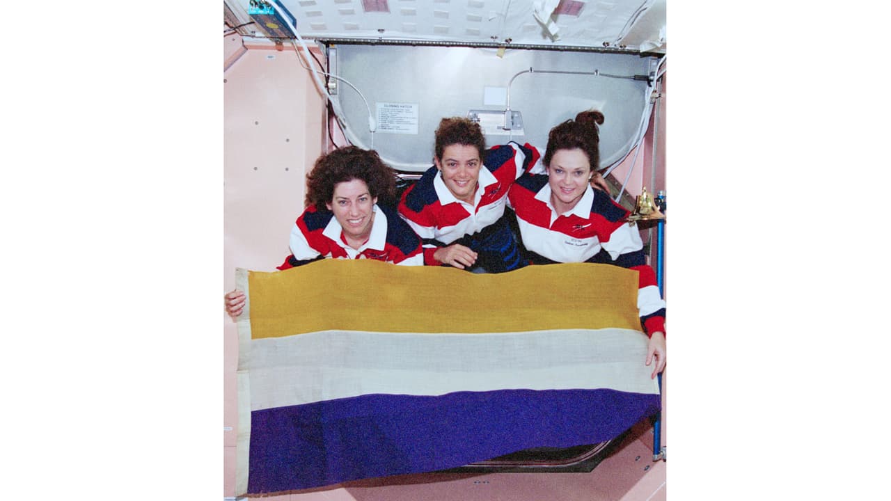 <h3 class="cms-H3-H3"><b>Ellen Ochoa. Primera astronauta hispana en el espacio. Miembro del Salón de la Fama de Astronautas de Estados Unidos y ex directora del Centro Espacial Johnson.</b></h3>
<br>
<br>Yo voto para hacer oír mi voz, especialmente en los asuntos que más me preocupan. Durante mucho tiempo en este país, las mujeres no tenían derecho al voto y aún hoy siguen existiendo barreras para votar. Pienso en las mujeres y hombres que lucharon larga y duramente para que yo tuviera el derecho al voto, y no puedo imaginarme no sacar provecho de ese derecho. 
<br>
<br>Tuve la oportunidad de llevar al espacio una bandera utilizada por el Partido Nacional de Mujeres hace 100 años mientras luchaban por el derecho al voto, un paso muy importante en el camino hacia la apertura de oportunidades y carreras para las mujeres que finalmente llevó a mi selección como astronauta.
<br>
<br>(Esta) foto fue tomada en el espacio en 1999 junto a otras mujeres astronautas sosteniendo la bandera utilizada por el Partido Nacional de Mujeres hace 100 años, mientras luchaban por el derecho al voto.