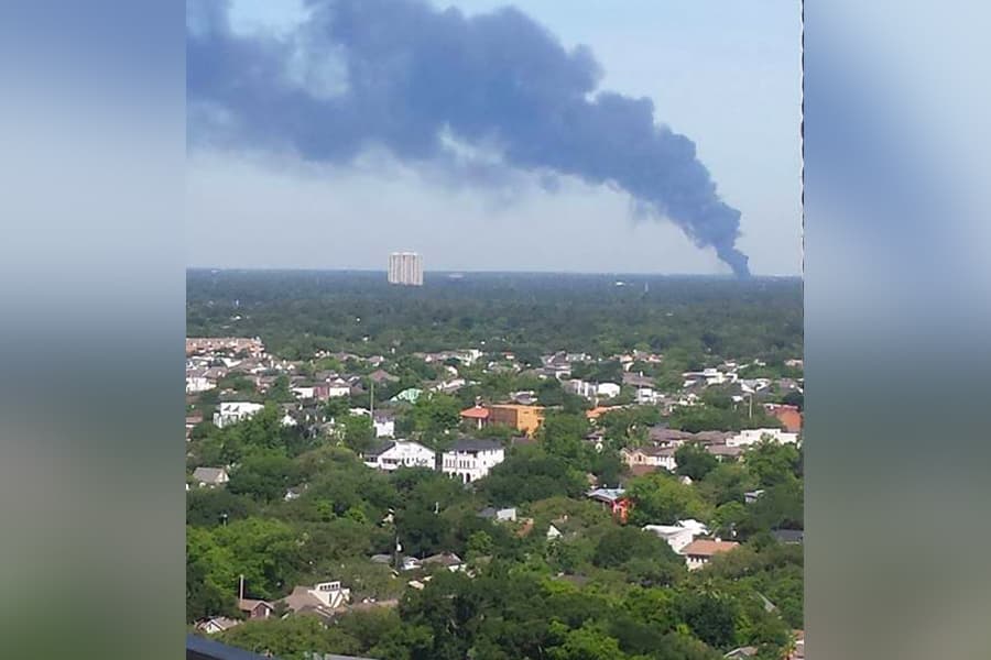 La nube de humo causada por el masivo incendio podría verse desde varias millas de distancia.