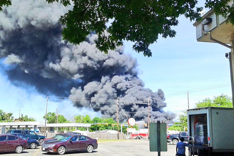 La gran nube de humo desatada tras un incendio al noroeste de Houston obligó a las autoridades a decretar un toque de queda para los residentes del sector.