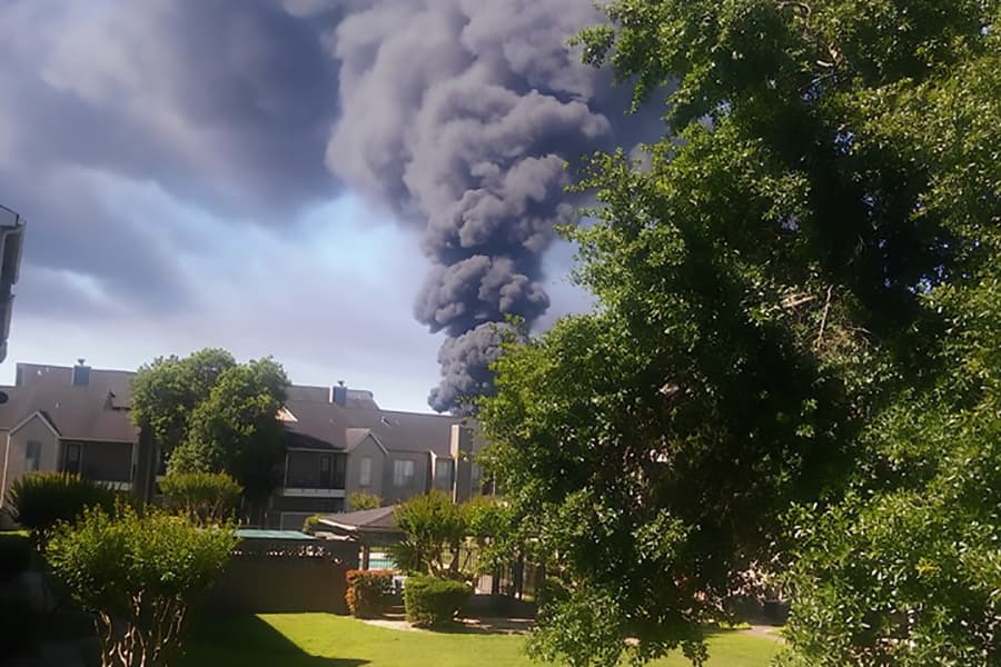 El Departamento de Bomberos ordenó un toque de queda para los vecindarios aledaños al lugar del siniestro.