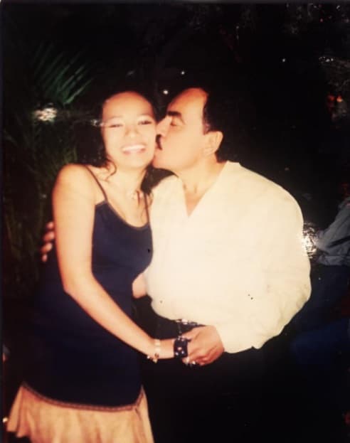 Aquí vemos a Joan Sebastian con una de sus hijas, Zarelea Fiegueroa, quien le tuvo tanto amor a su padre que hasta ha mostrado su inquietud por incursionar en la música.