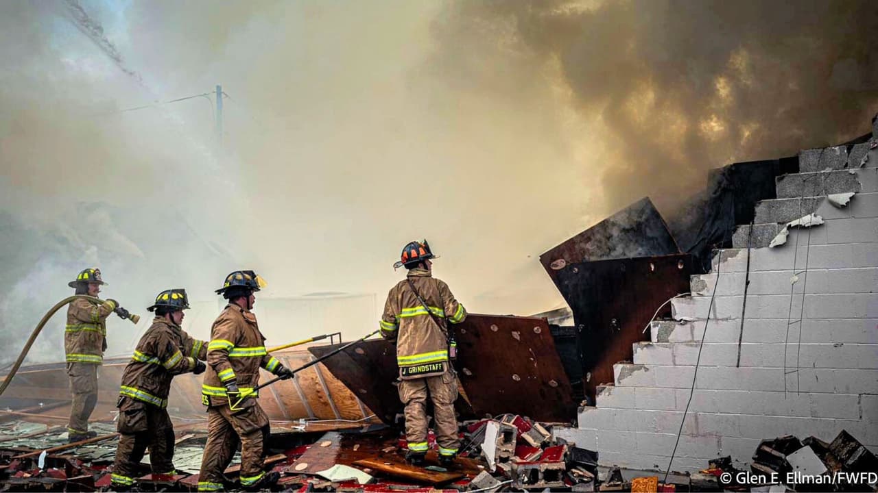 Para controlar la situación, 
<b>se movilizaron ocho autos de bomberos y tres camiones</b>, con apoyo adicional del Departamento de Bomberos de Euless.