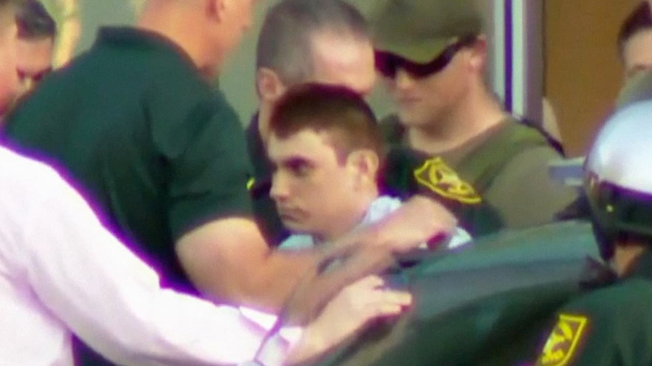 Nikolas Cruz bajo custodia de la policía. La matanza de la secundaria Marjory Stoneman Douglas es el tercer peor tiroteo en un centro de estudios en EEUU. Los ataques armados en Virginia Tech y Sandy Hook encabezan la lista.
