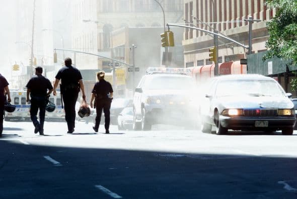 El 11 de septiembre Estados Unidos fue víctima de horrendos ataques terroristas: Al Qaeda secuestró e impactó cuatro aviones contra varios objetivos y que causaron la muerte y destrucción, siendo el episodio que precedería a la guerra de Afganistán y a la adopción por el Gobierno estadounidense y sus aliados de la política denominada de Guerra contra el terrorismo. Los atentados fueron cometidos por diecinueve miembros de la red yihadista Al-Qaida,1 divididos en cuatro grupos de secuestradores, cada uno de ellos con un terrorista piloto que se encargaría de pilotar el avión una vez ya reducida la tripulación de la cabina. Los aviones de los vuelos 11 de American Airlines y 175 de United Airlines fueron los primeros en ser secuestrados, siendo ambos estrellados contra las dos torres gemelas del World Trade Center, el primero contra la torre Norte y el segundo poco después contra la Sur, provocando que ambos rascacielos se derrumbaran en las dos horas siguientes.2 3 El tercer avión secuestrado pertenecía al vuelo 77 de American Airlines y fue empleado para ser impactado contra una de las fachadas del Pentágono, en Virginia. El cuarto avión, perteneciente al vuelo 93 de United Airlines, no alcanzó ningún objetivo al resultar estrellado en campo abierto, cerca de Shanksville, en Pensilvania, tras perder el control en cabina como consecuencia del enfrentamiento de los pasajeros y tripulantes con el comando terrorista.