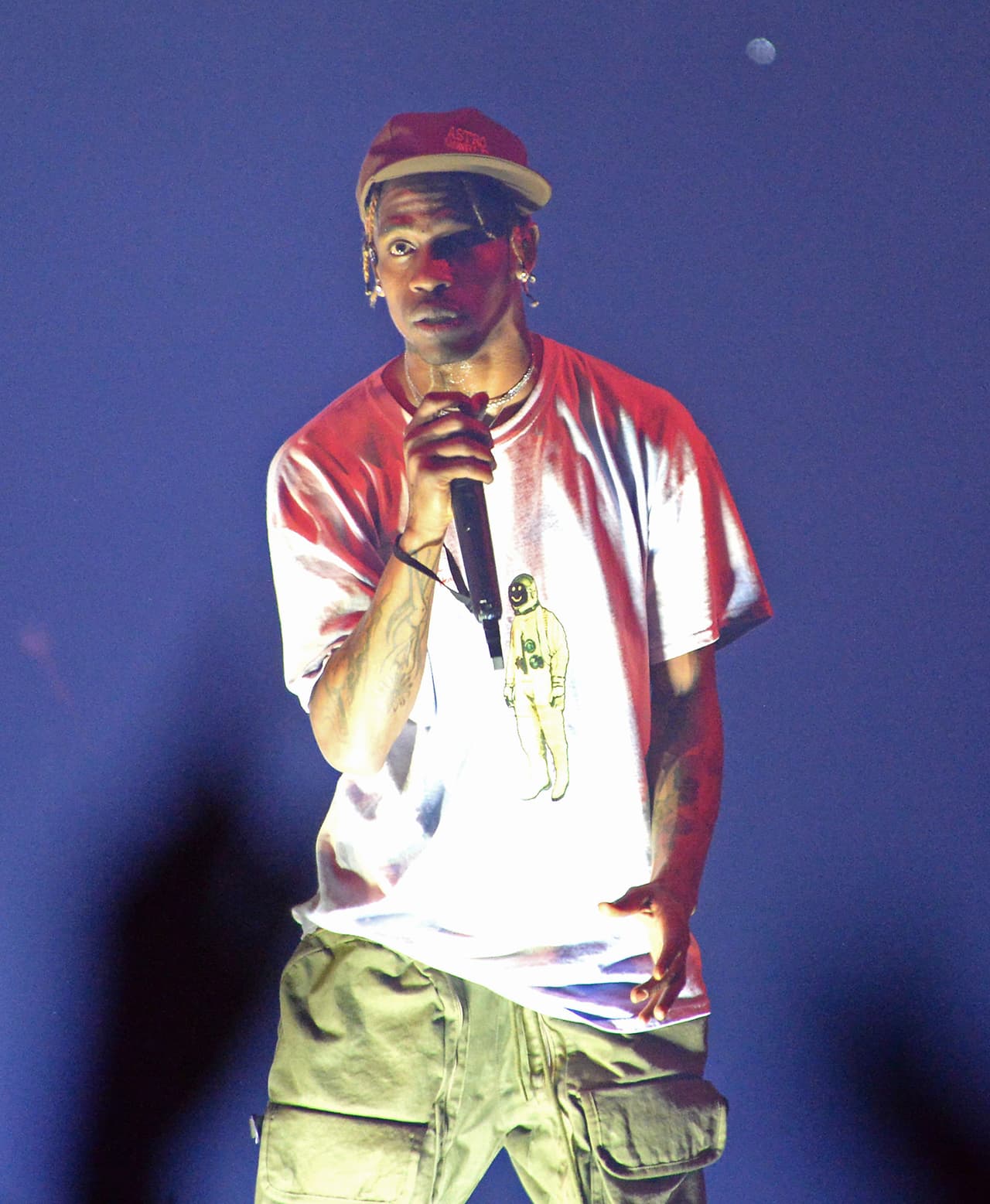 Otros fans repitieron la acción, pero uno de ellos se rompió ambas piernas al caer. El fan puso una demanda en su contra, en la que también acusó al lugar de no haberle brindado ayuda médica a tiempo.