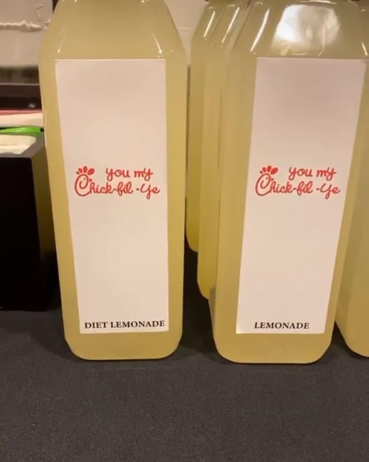 "Acabo de llegar a la iglesia, miren las bebidas que tienen aquí", escribió la esposa de Kanye West. Los envases tenían impreso: 
<b>'You my Chick-fil-ye'</b>, frase tomada de la canción.