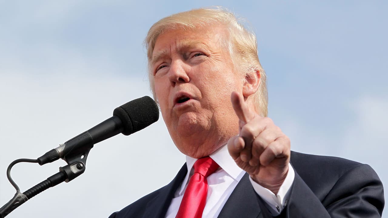 Trump insinúa que Hillary Clinton está tomando drogas 