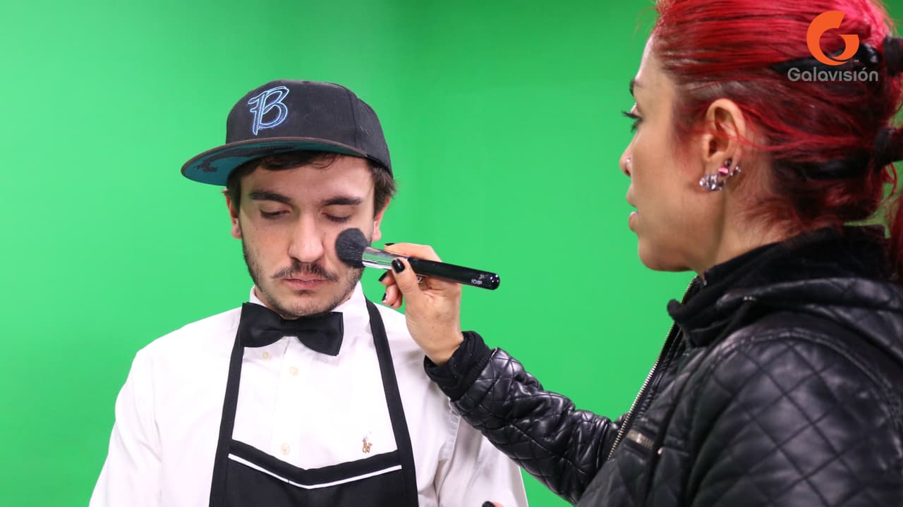 El cousin Mike en maquillaje antes de comenzar a grabar.