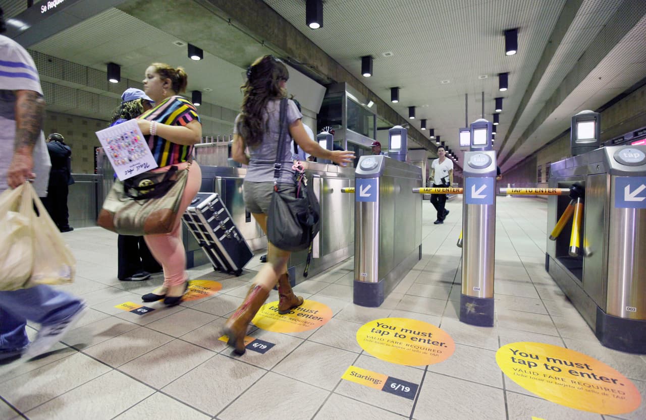 Los pasajeros que descarguen la aplicación podrán viajar en trenes, abordar autobuses y cubrir sus tarifas sosteniendo su dispositivo cerca del validador TAP sin usar Face ID, Touch ID o activar el dispositivo.