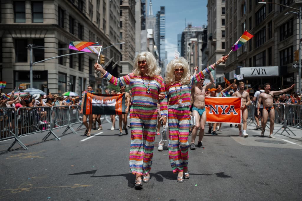 El Desfile de la comunidad LGBTQ+ tuvo por lema este año
<b>"Levántate: Orgullo en Protesta".</b> Destacaron el impacto de las medidas que ha tomado la administración del presidente Donald Trump en contra, sobre todo, de
<b> <a href="https://www.univision.com/noticias/politica/jueza-federal-bloquea-la-orden-de-trump-que-prohibe-a-las-personas-transgenero-servir-en-las-fuerzas-armadas" target="_blank">las personas transgénero</a></b>.