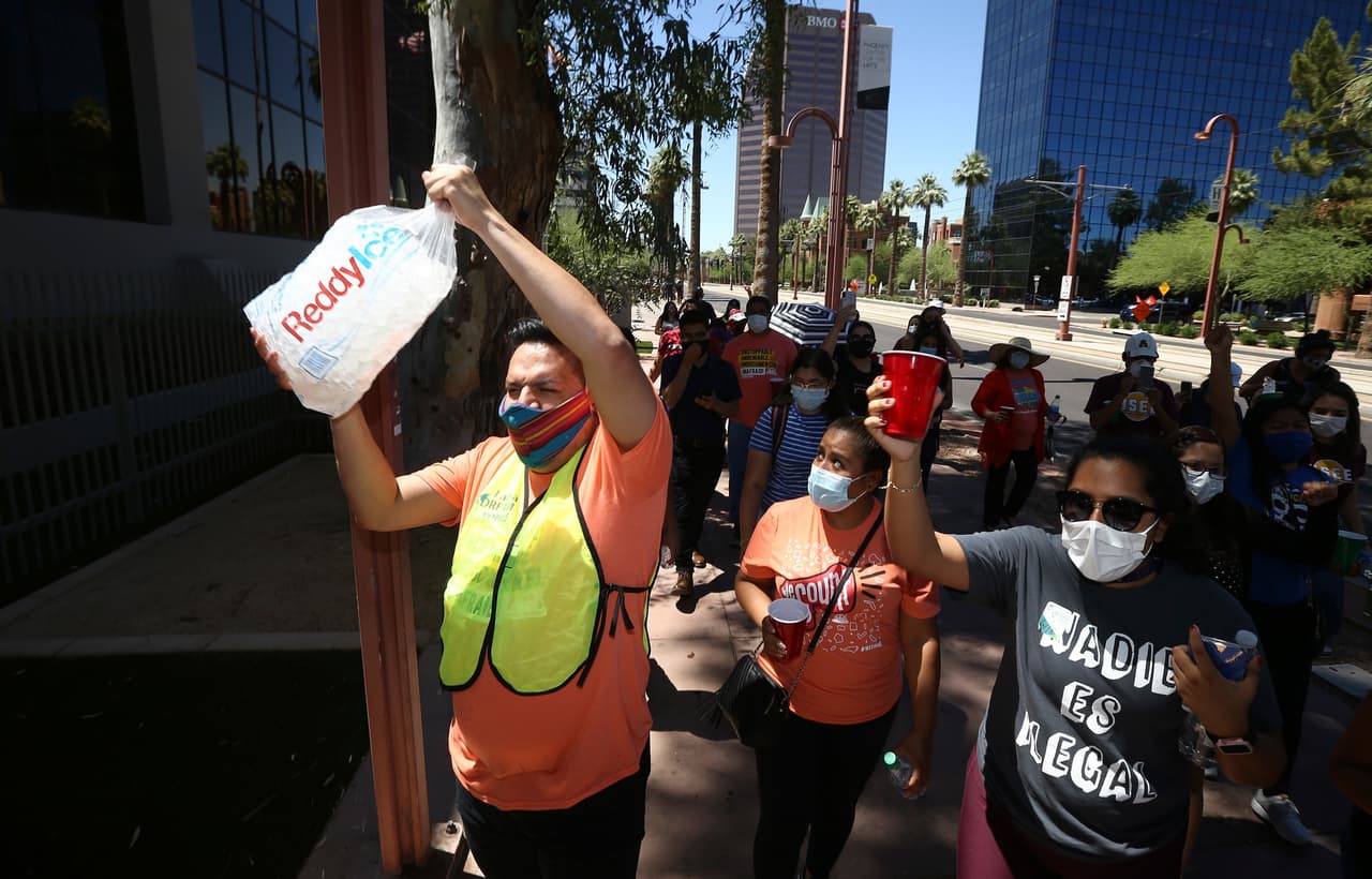 Los manifestantes en Phoenix, la mayoría protegidos del covid-19 con máscaras.