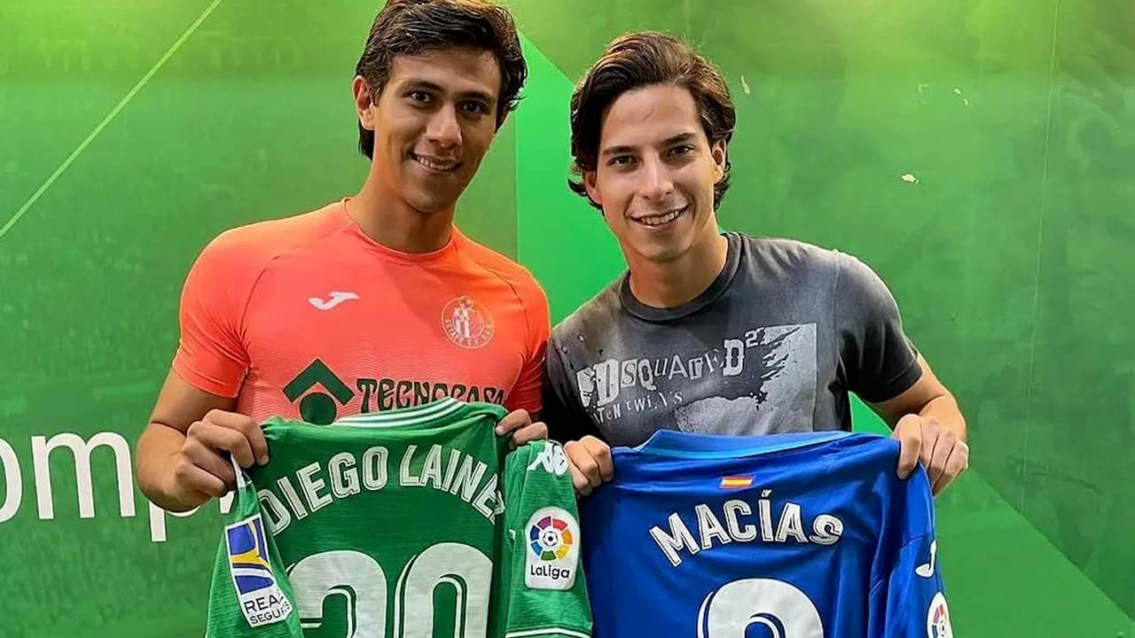Diego Lainez es convocado por el Betis; presume foto con JJ Macías