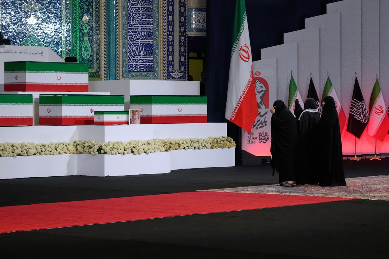 El funeral fue en parte una muestra de unidad cuando Irán exige una medida de control sobre el estrecho, una vía fluvial vital para la energía global que cerró durante la guerra