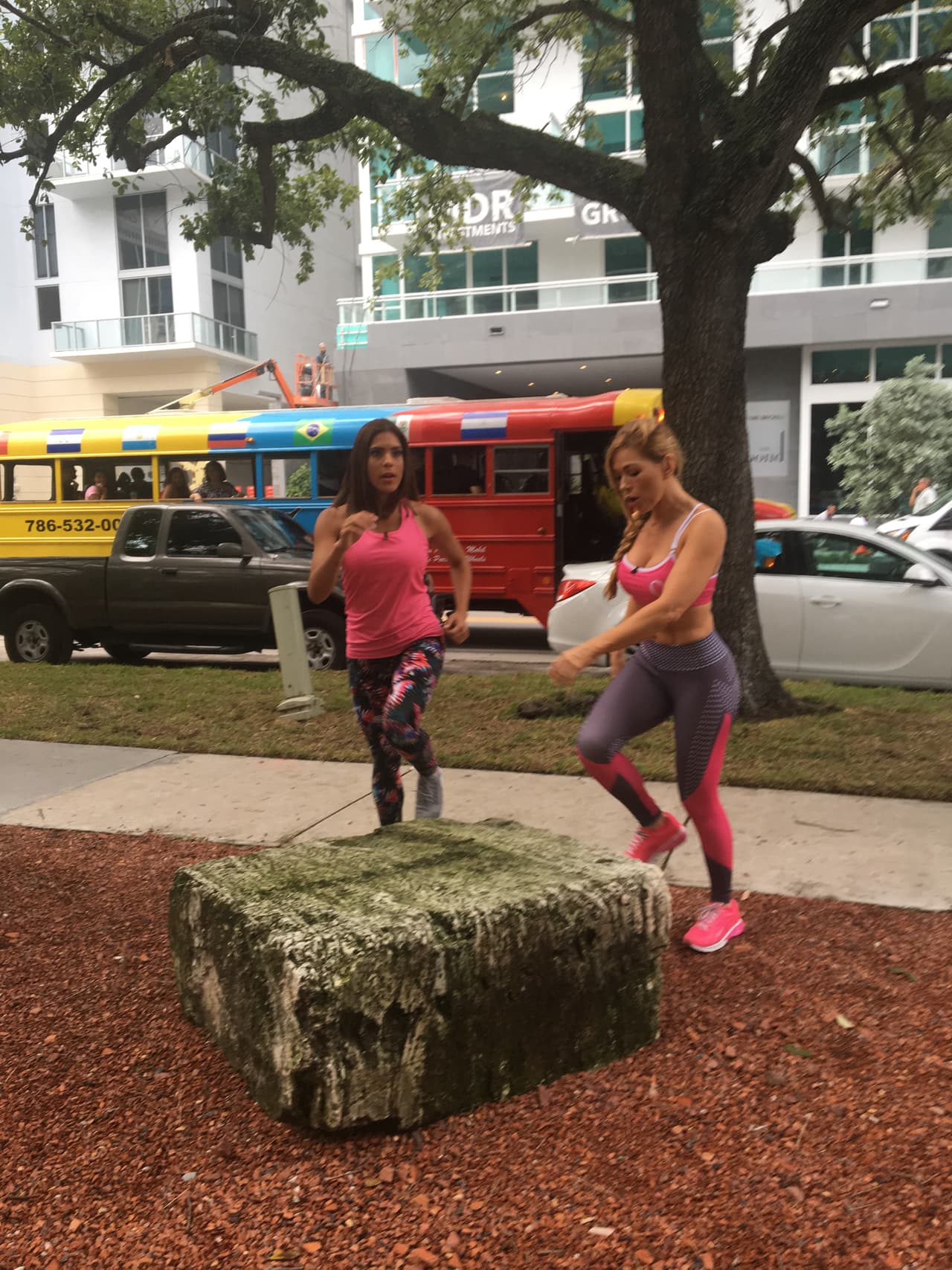 Este es un buen ejercicio porque fortalece los músculos de los muslos.