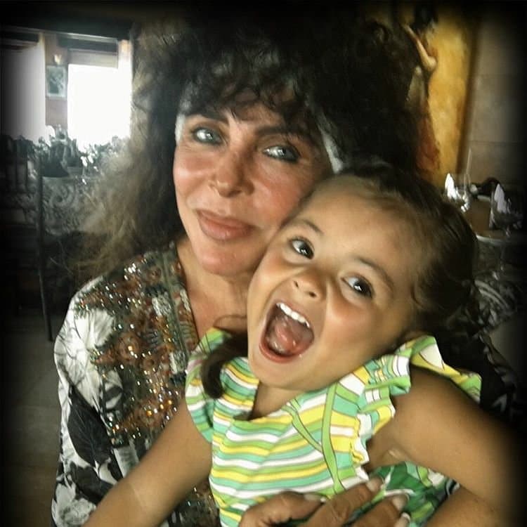 "Abuelita, eres la más bonita, gracias por hacer de mis vacaciones una alegría infinita. @vrocastroficial" escribió la pequeña en su cuenta de Instagram patra agradecerle a su abuela las felices vacaciones que pasó a su lado.