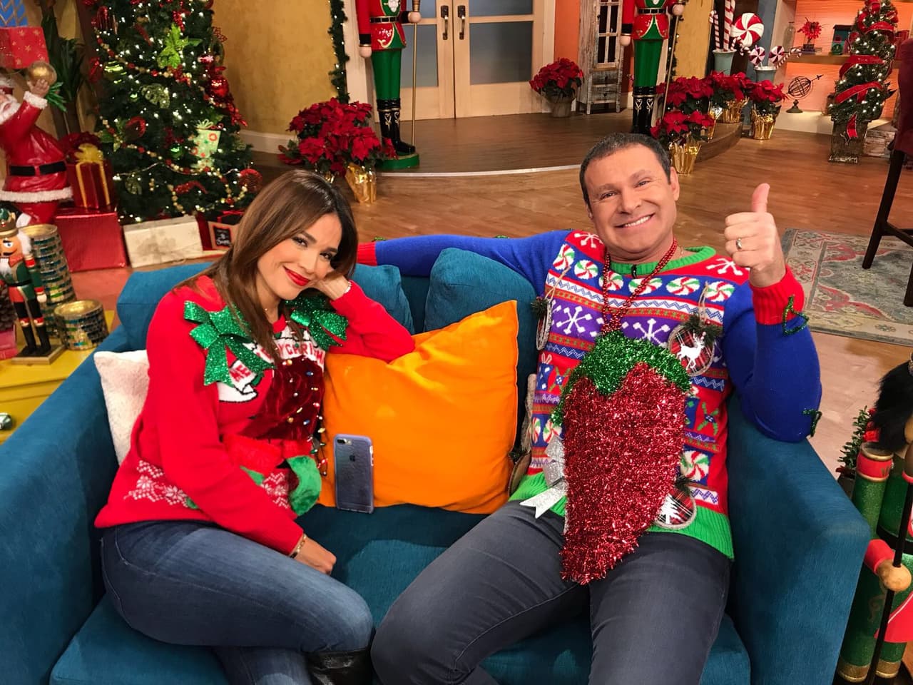 Parece que a Alan Tacher su suéter le encantó, él estaba muy sonriente de presumirlo antes las cámaras.