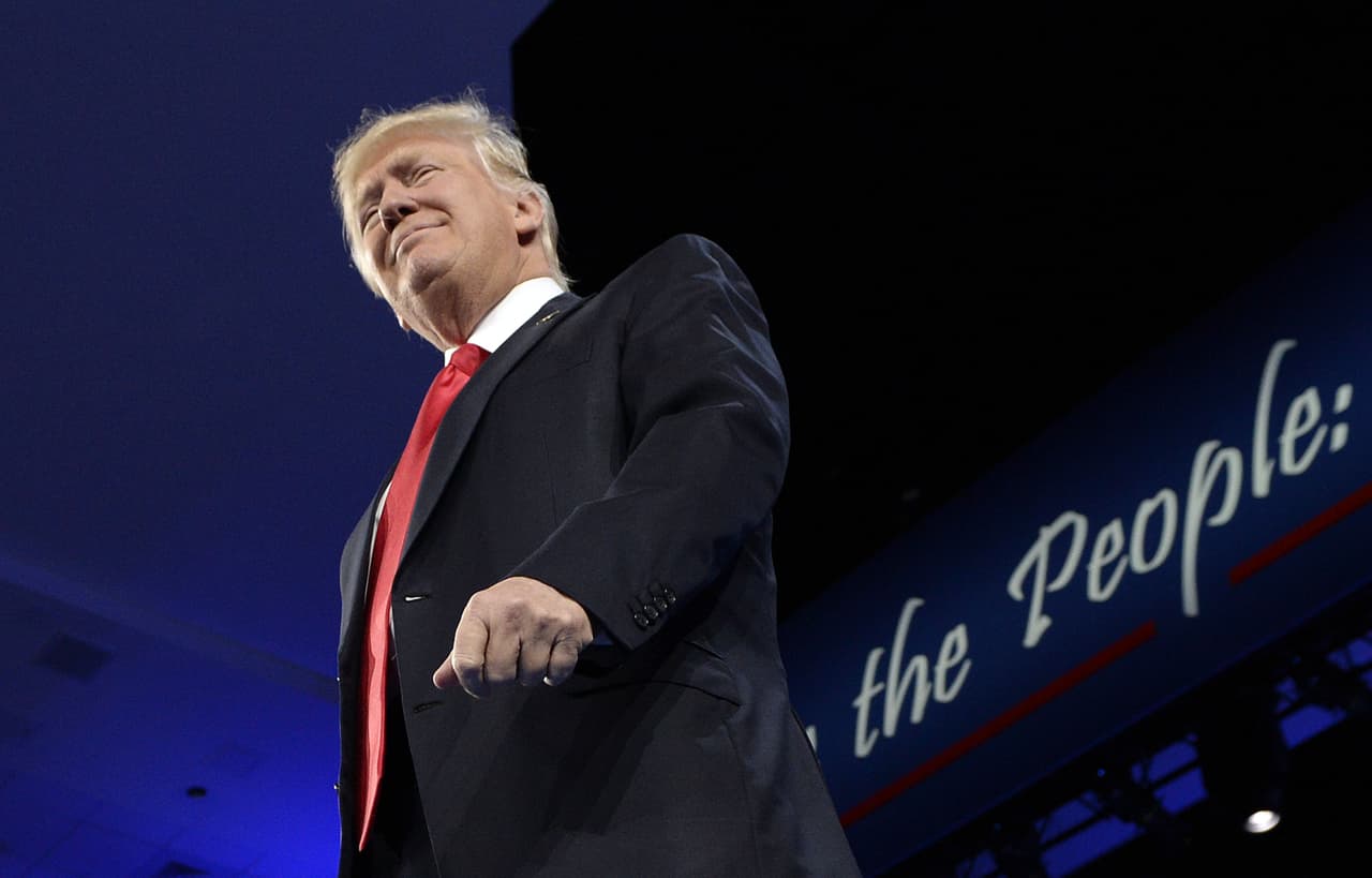 Tras un atropellado arranque en la Casa Blanca, Trump presenta sus planes ante el Congreso