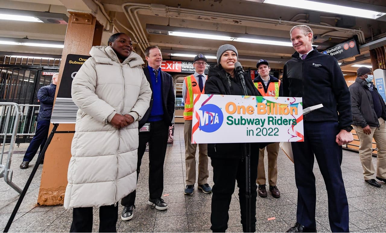 Reconocen a pasajera mil millones del subway en 2022 en Nueva York