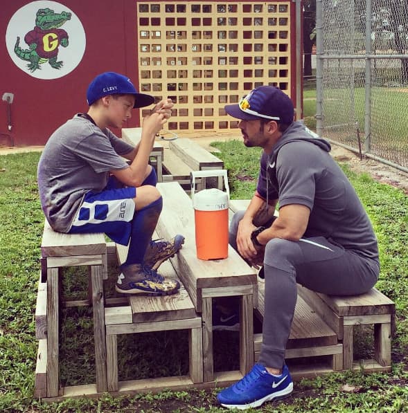 <b>'Tophy'</b> compartió esta imagen con un mensaje de admiración para su papá: "My dad always has the right words when I need them!! ⚾️ #mentor#mydadismyhero #workhard #gators#goldmanhigh @willevy".