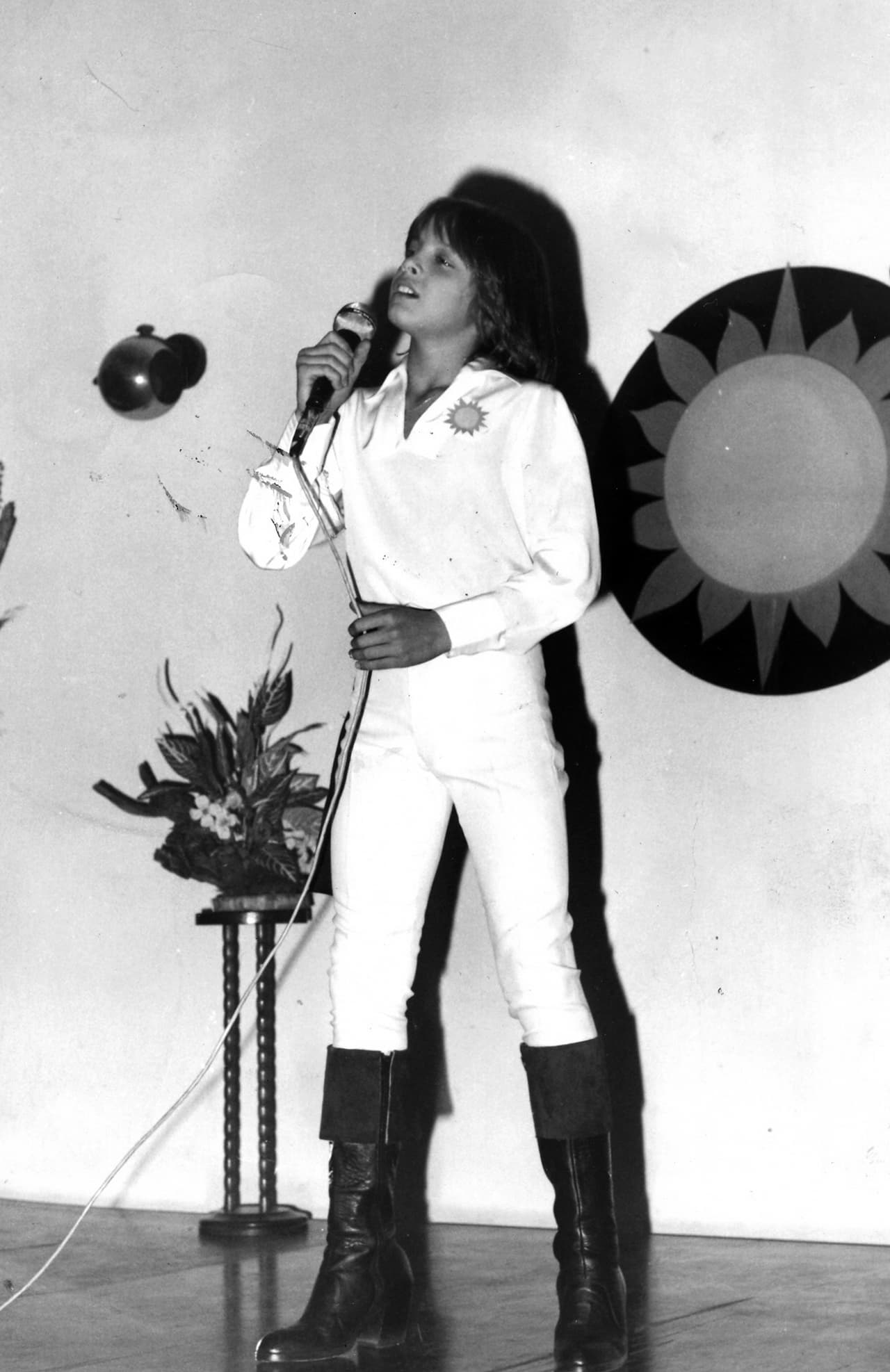 En 1982, a los 12 años de edad, 
<b>Luis Miguel</b> graba su primer álbum titulado '1+1=2 enamorados'.