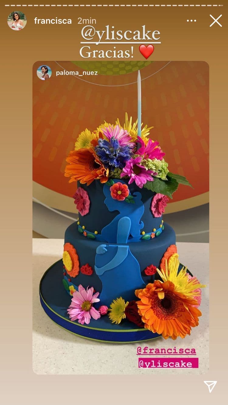 La presentadora dominicana celebró con un hermoso pastel adornado con coloridas flores y con una silueta de una mujer embarazada, haciendo alusión al embarazo de Francisca.