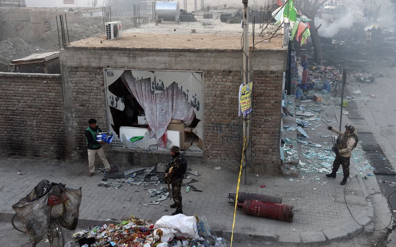 <b>4) AFGANISTÁN. 16,000 muertes por el conflicto reportadas en 2016.</b>
<br>La guerra en Afganistán comenzó en 2001 tras los ataques del 11 de septiembre a las Torres Gemelas de Nueva York. Tuvo una fase 2001-2014 liderada por EEUU con ayuda de OTAN, que en diciembre de 2014 terminó sus operaciones y transfirió responsabilidad al gobierno afgano, aunque sigue habiendo
<b><a href="http://www.univision.com/noticias/politica/eeuu-se-prepara-para-un-mayor-esfuerzo-militar-contra-los-talibanes-en-afganistan-segun-el-post" target="_blank">presencia de tropas de EEUU</a></b>. Desde 2015 comenzó una segunda fase en la guerra en la que grupos talibanes y aliados extremistas recrudecieron ataques.
<br>