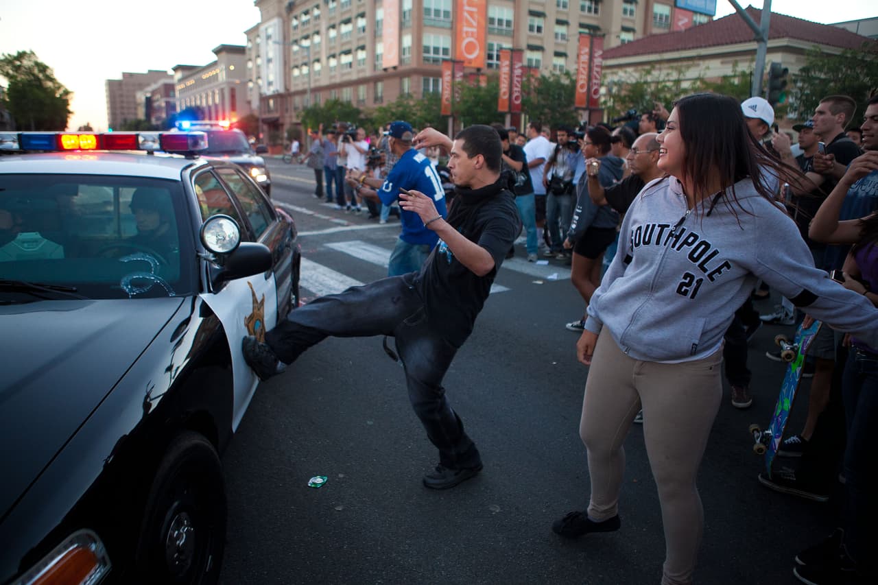 En Anaheim, en 2012, la ira de los manifestantes llevó a escenas de violencia como esta.