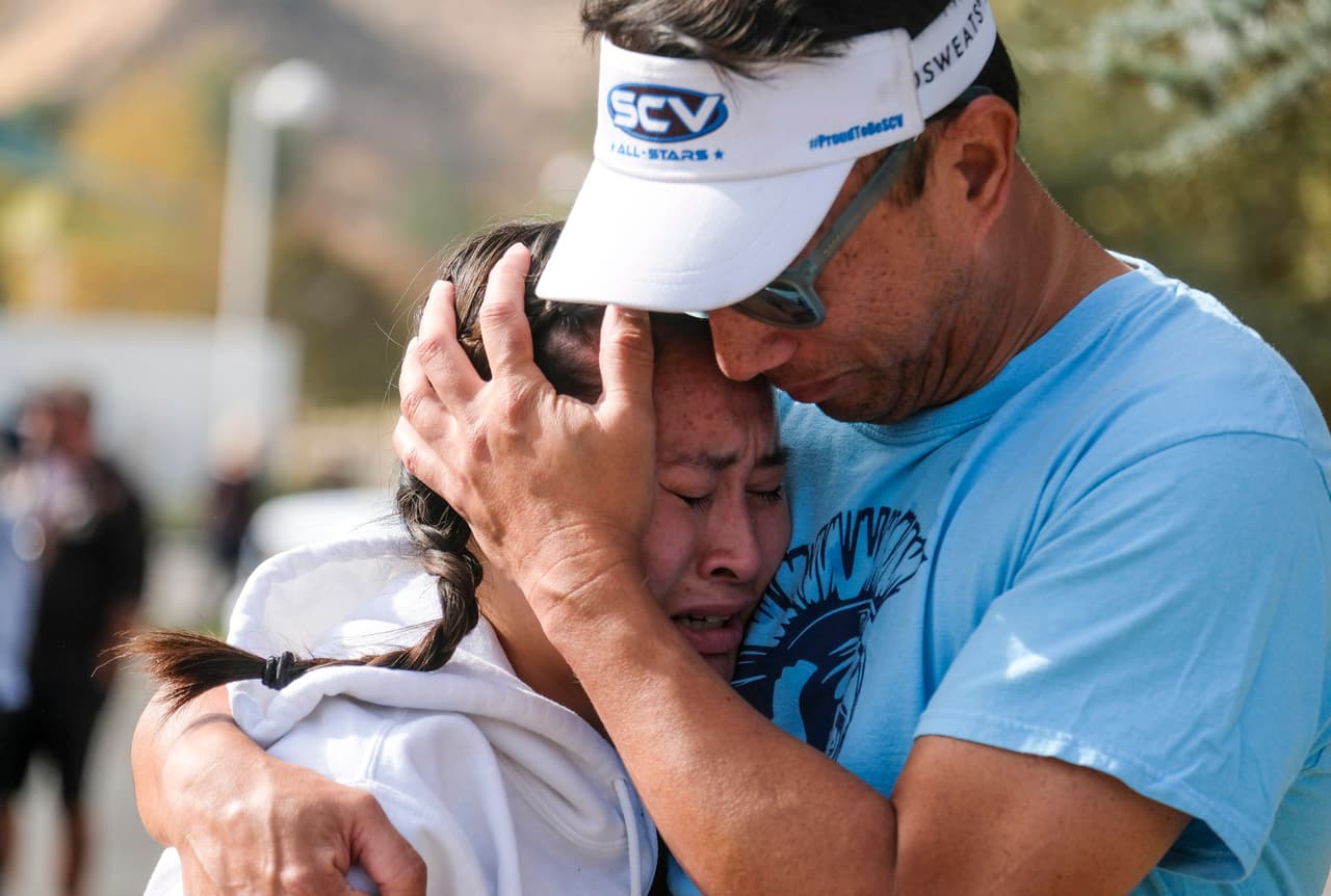 La pequeña no podía contener sus emociones tras reunirse con su padre tras la traumática experiencia que debió afrontar en el lugar donde se supone debía estar segura.