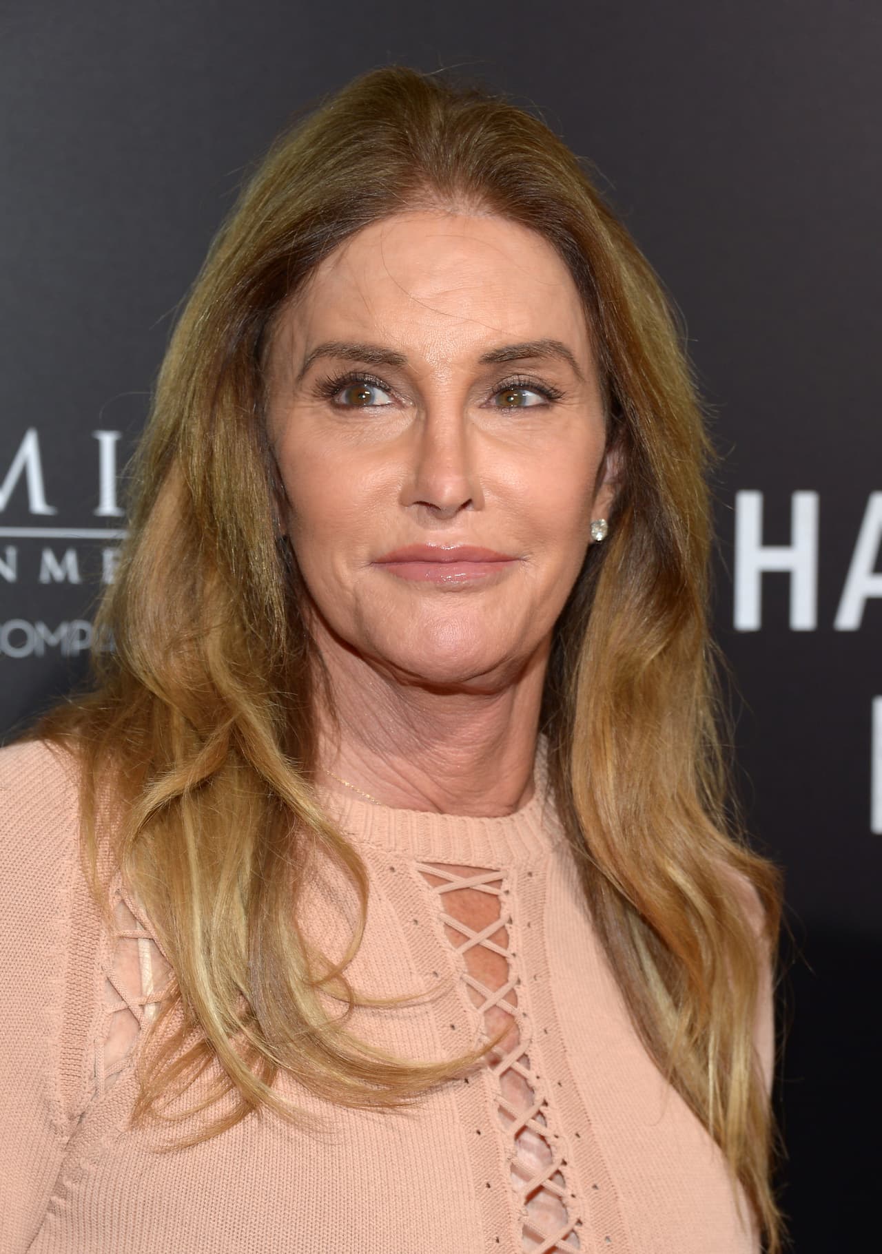 <b>Kendall y Kylie Jenner</b>
<br>Caitlyn Jenner apareció en su primera portada, esto para la revista ‘Vanity Fair’, en junio de 2015 y no esperó para contar que lo que haría cuando la publicación llegara a los kioscos sería “ir a vivir la vida” y dejar de esconderse.