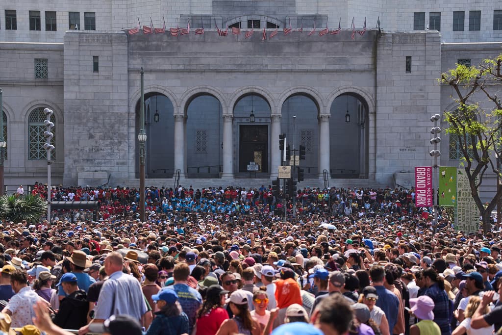 En su discurso, Bernie Sanders 
<b>invitó a Donald Trump "a que venga a Los Ángeles y le explique a la gente</b> por qué cree que es una gran idea recortar Medicaid, la nutrición y la atención médica para poder dar 
<b>exenciones fiscales a los multimillonarios</b>”.