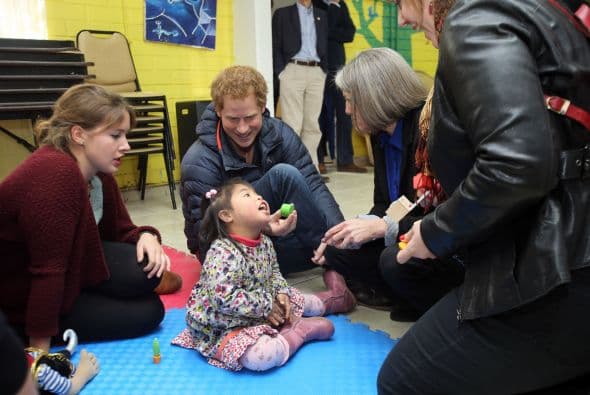 Harry es el enviado de la casa real británica para hacer visitas de corte social a todo el mundo.