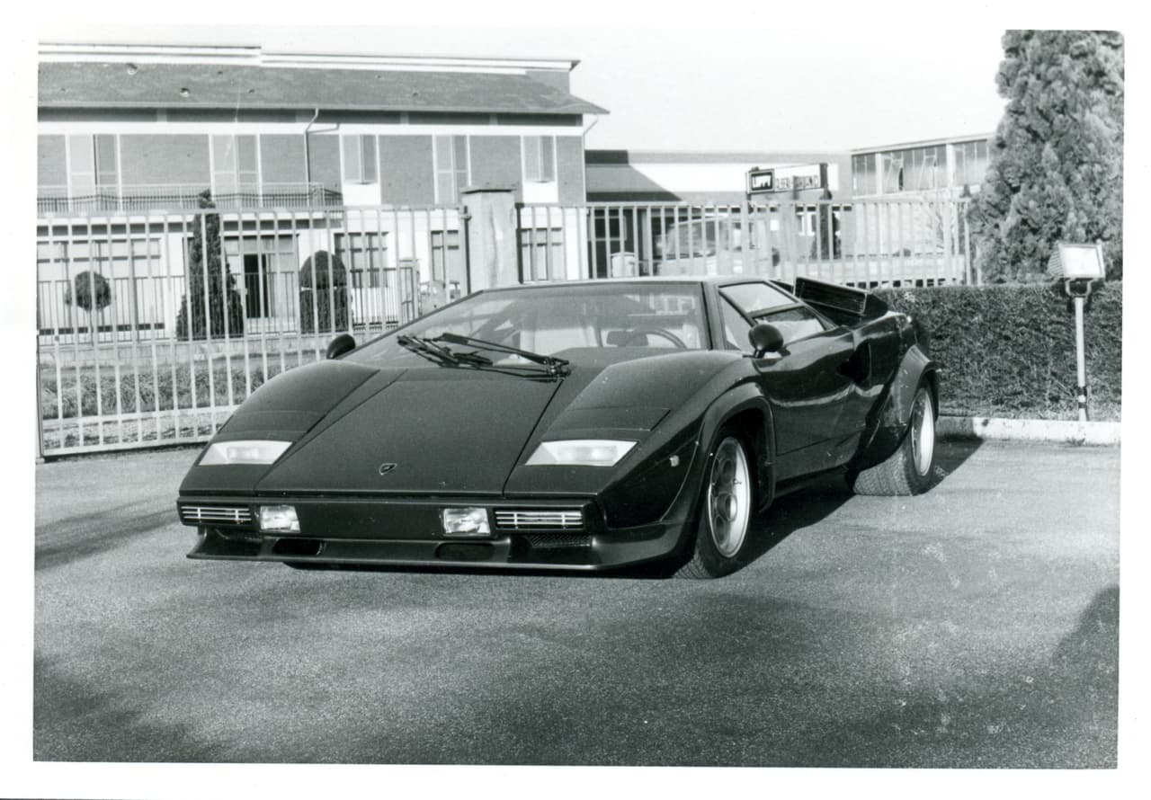 <b>Lamborghini Countach LP500 S </b>
<br>Año: 1982
<br>Velocidad máxima: 186 mph (300 km/h) 
<br>0-60 mph: 5.6 segundos
<br>Motor: V12 de 4.7 litros
<br>Potencia: 380 HP
<br>Precio original: 102,000 dólares