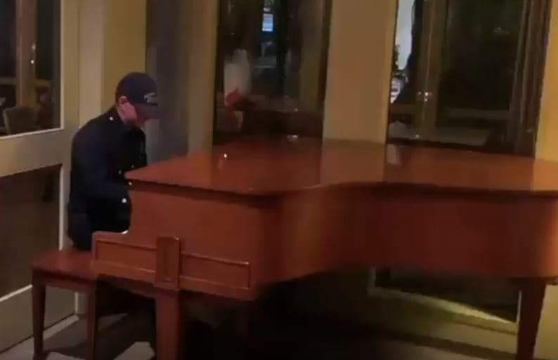 Video de bombero tocando el piano tras 12 días de combatir el incendio Kincade se vuelve viral