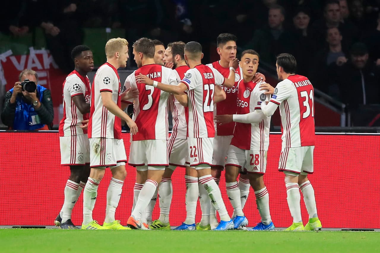 El dato más asombroso radica en que de los 29 futbolistas que conforman la plantilla, 19 de ellos tienen 25 años o menos. Entre estos elementos resaltan los nombres de André Onana (23), David Neres (22), Donny van de Beek (22), Edson Álvarez (22) y Moussair Mazraoui (21), entre otros.