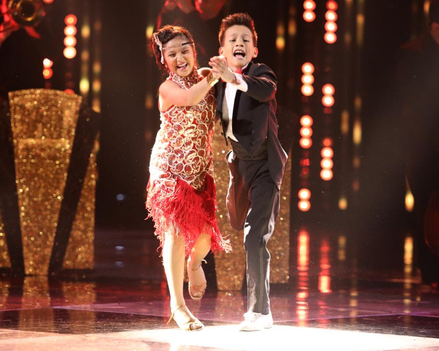 <b>Marilyn</b> y 
<b>Jerick</b> deslumbraron con un quickstep al ritmo de 'Man with the Hex'. 
<b><a href="http://www.univision.com/shows/pequenos-gigantes/marilyn-y-jerick-deslumbraron-con-un-quickstep-al-ritmo-de-man-with-the-hex-video" target="_blank">Mira su presentación</a></b>