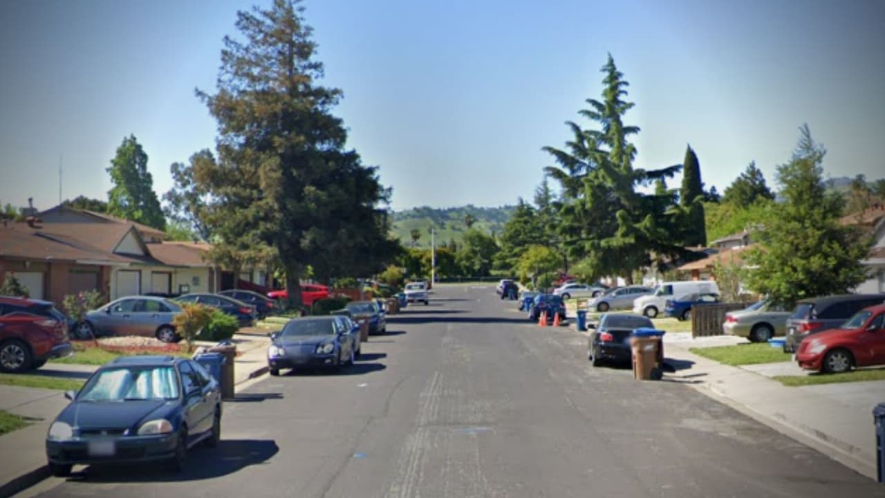 Mujer es acusada de matar a su vecina tras dispararle en la cabeza afuera de su casa en Antioch