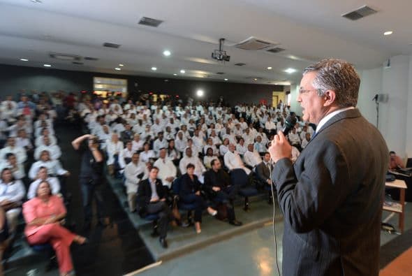 Alexander Padiha, Ministro de Salud de Brasil, da la bienvenida al programa a los médicos extranjeros recién llegados al país, la mayoría cubanos, en la Universidad de Brasilia el 26 de agosto.