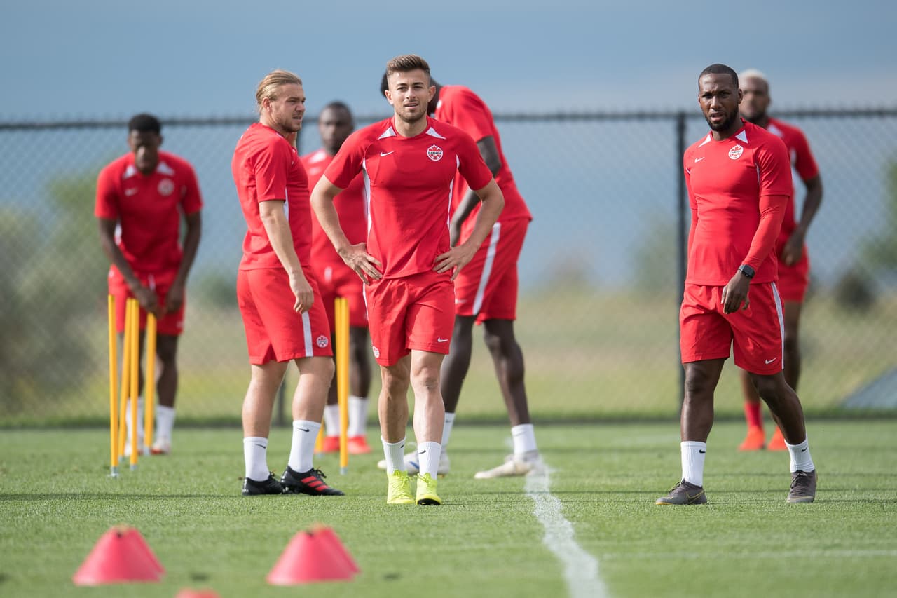 Bajo las órdenes de John Herdman, entrenador de la selección de Canadá, el equipo de la hoja de maple se entrenó para cerrar su preparación de cara a su importante partido ante México por la Copa Oro que se efectuará este miércoles en Denver. Jugadores jóvenes muy interesantes y con enorme potencial que militan en las mejores ligas europeas, son la parte medular de un equipo canadiense que, por lo visto, busca hacerle partido al Tri en el renglón de lo físico y el desgaste por correr en todo el campo.