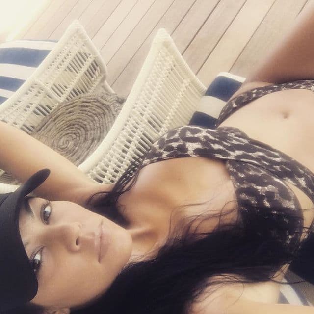 La mayor de las hermanas Kardashian adora mostrar su figura en estas sensuales prendas.