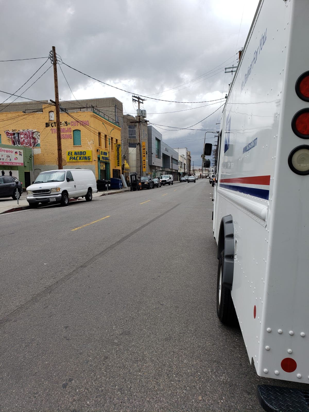 Durante un recorrido este lunes, nuestra productora Melisa Cortéz corroboró que en el distrito comercial solo están trabajando los servicios de entregas de UPS y que la mayoría de los comercios permanecieron cerrados o a media operación.