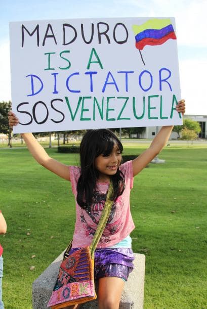 Pese a las distancias y tráfico característico de Los Ángeles, cientos de Venezolanos se unieron a la campaña mundial #SOSVenezuela para apoyar a todo el pueblo venezolano tras 10 días de protestas continuas en dicho país. A la manifestación se unieron guatemaltecos, peruanos, brasileños, libaneses, americanos y muchas otras nacionalidades que hacen vida en la Cosmopolita ciudad del oeste del país. Consignas, cantos y la familiaridad característica venezolana recibieron apoyo de los transeúntes en los alrededores del edificio Federal ubicado en la avenida Wilshire.