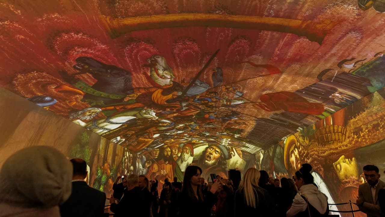 La muestra incluye escenas de "El Juicio Final" y 
<b>otros frescos de la cumbre del renacimiento</b>, acompañados de información histórica sobre su creación y significado.
<br>