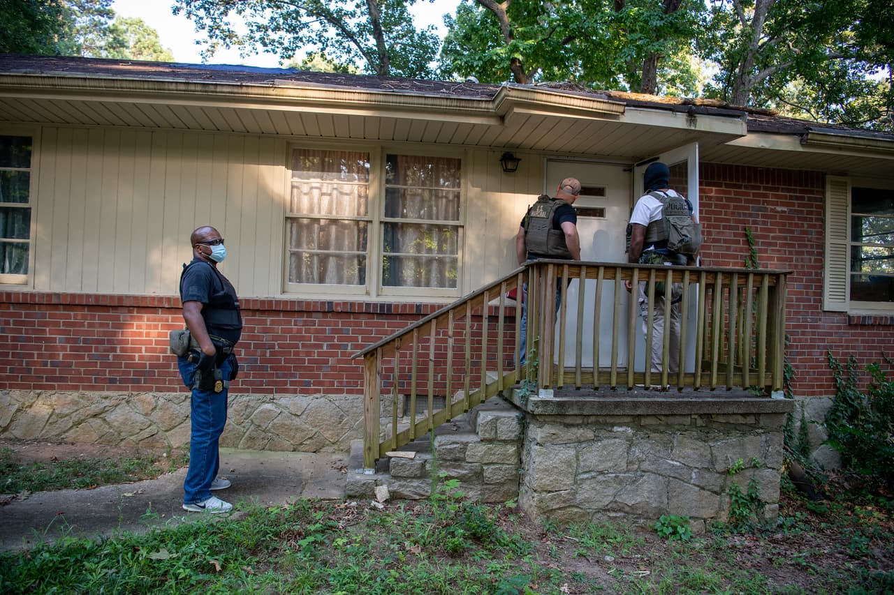 La Ley de Justicia para las Víctimas de la Trata de Personas de 2015 otorgó al alguacil una autoridad más amplia para ayudar a los departamentos de policía estatales y locales a rastrear a los niños desaparecidos, independientemente de si hay fugitivos o delincuentes sexuales involucrados en el caso, dijeron las autoridades.