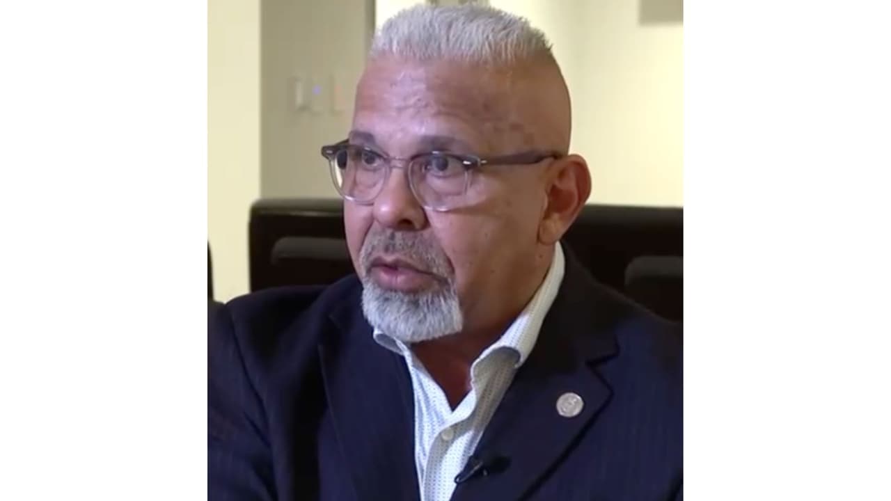 <h2 class="cms-H2-H2">Sonny Colunga</h2>
<br>
<h3 class="cms-H3-H3">Precandidato demócrata </h3>
<br>
<br>
<h3 class="cms-H3-H3">¿Cuál es su motivación para ser Alguacil de Fort Bend?</h3>
<br>"Soy candidato aquí en Fort Bend County porque esa es mi pasión. Esa ha sido mi pasión por 41 años".
<br>
<br>
<h3 class="cms-H3-H3">¿Qué tan importante es para usted la diversidad en los agentes que están en contacto con la comunidad?</h3>
<br>"Si entro a esta oficina, voy a ser el segundo hispano para entrar aquí. La comunidad aquí en el Condado Fort Bend County es una mezcla de todas las culturas. Aquí es un 29% de hispanos. Quisiera estar aquí y darle los buenos días a las nuevas generaciones".
<br>
<br>
<h3 class="cms-H3-H3">¿Cuál es su objetivo principal en la lucha contra el crimen?</h3>
<br>"Tres cosas: el respeto, el valor y dignidad. Lo que yo digo es que todos van a ser respetados, los que trabajan aquí no importa qué posición tengas aquí".