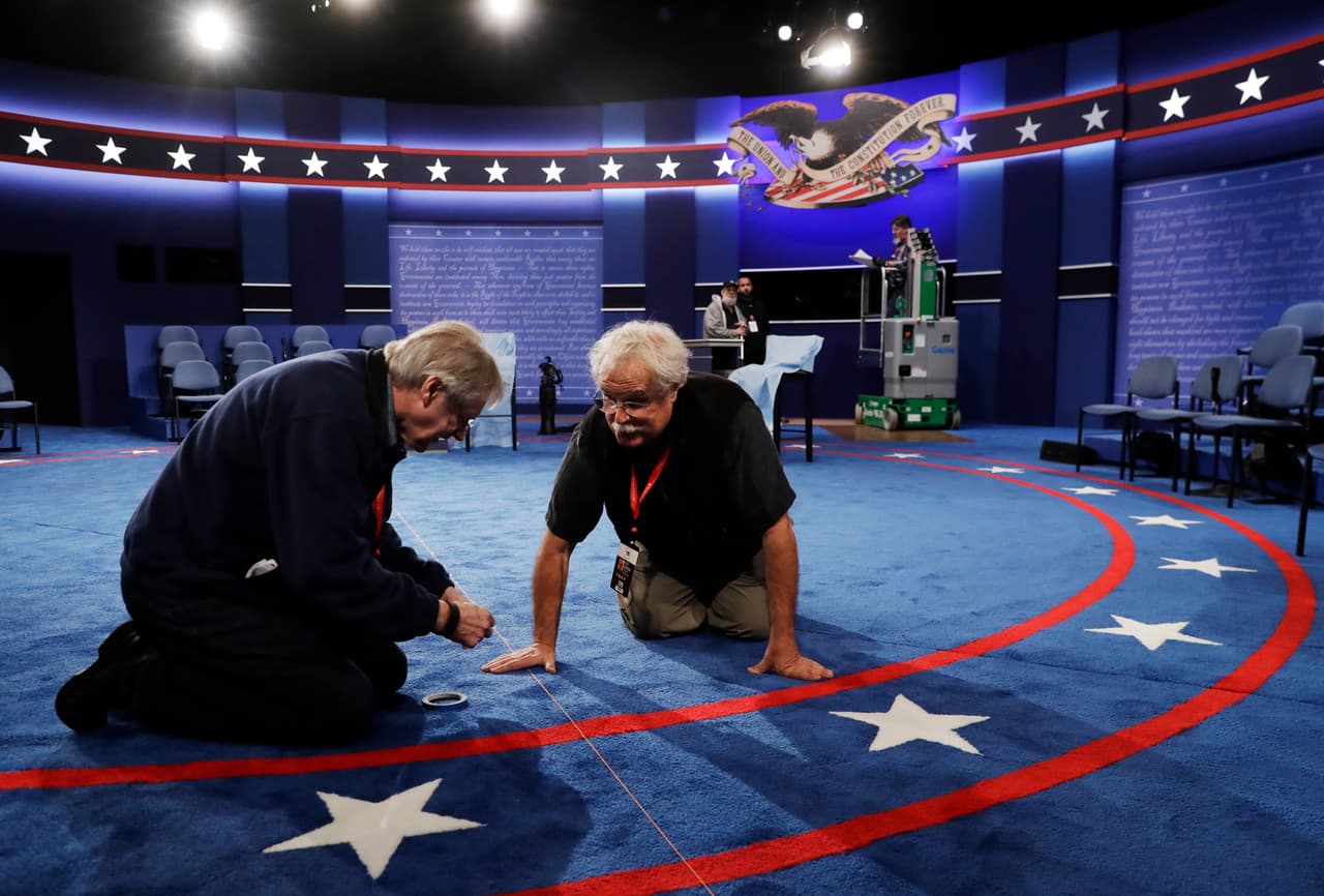Trabajadores preparan el escenario para el segundo debate entre el republicano Donald Trump y la demócrata Hillary Clinton en la Universidad Washington.
