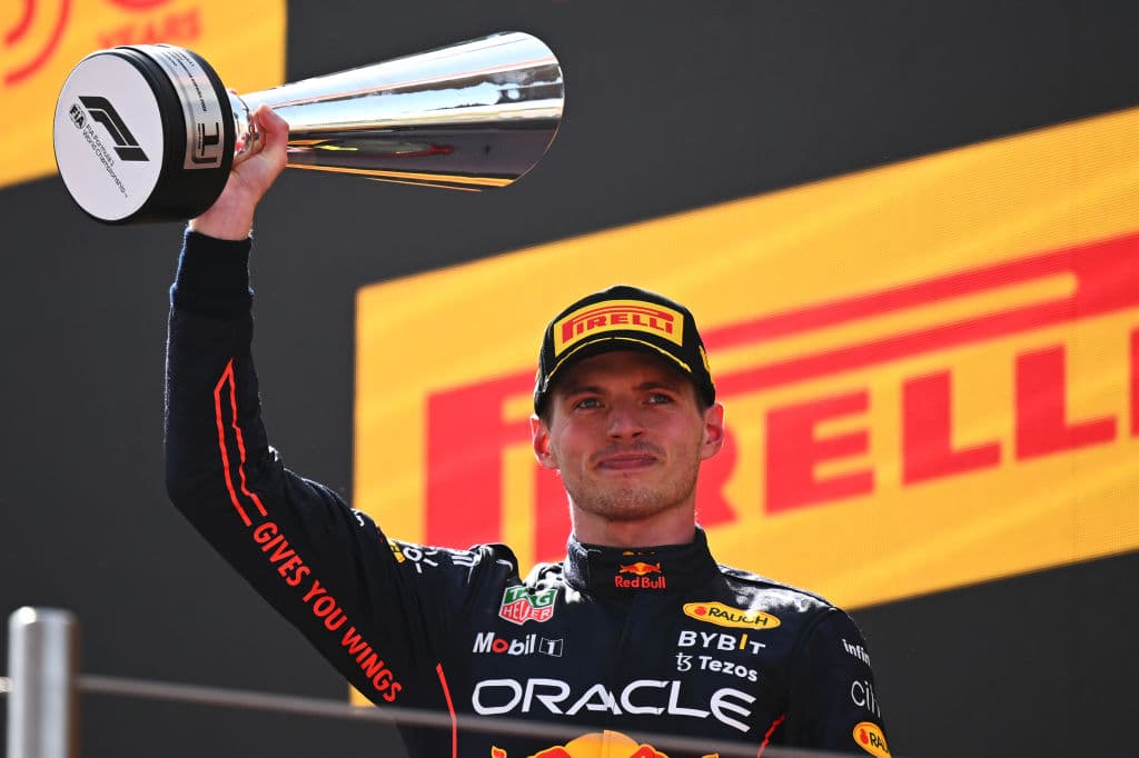 <b>Sergio 'Checo' Pérez</b> terminó en el segundo lugar del
<b>Gran Premio de España</b>, carrera en la que se impuso su compañero de equipo en la escudería
<b>Red Bull,</b>
<b>Max Verstappen</b>. El neerlandés logró su cuarta victoria de la temporada al encabezar un 'doblete' de Red Bull -líder de ambos campeonatos- que completó el mexicano, que firmó su decimoctavo podio en la F1.